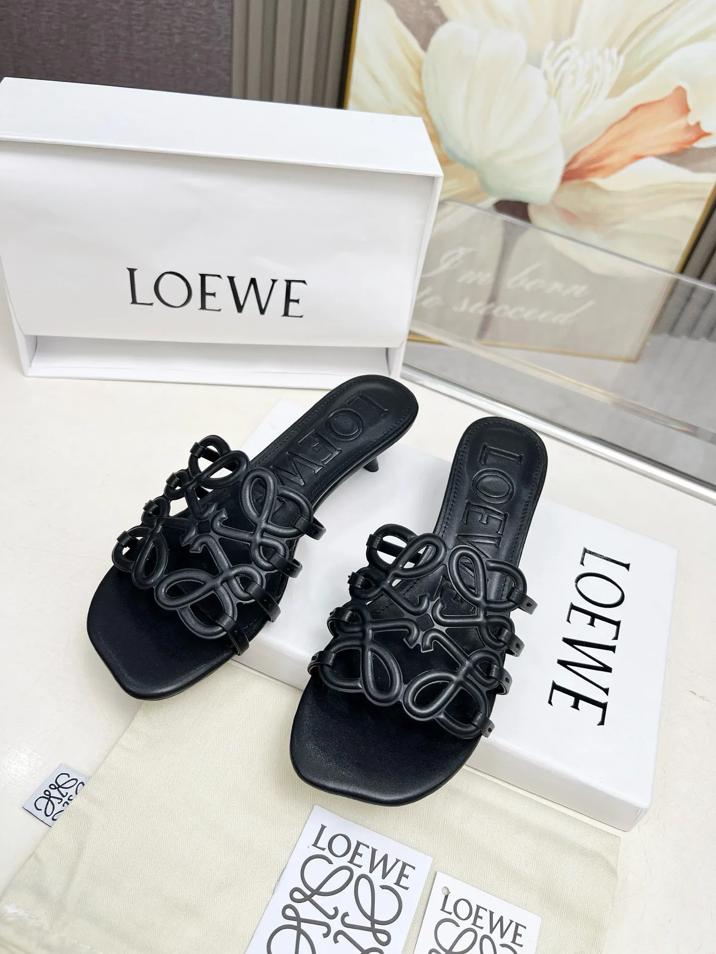 👟👟Ex-factory price 500👟👟 LOEWE 2025 SS summer limited edition hollow slippers, it is a very comprehensive noble fashion brand, highly recommended to all little fairies.   1⃣️Material: Imported cowhide 2⃣️Inner lining: Imported Italian lambskin, super soft and delicate 3⃣️Outsole: Imported Italian original original color genuine leather outsole Heel height 4.5 4⃣️Code number: 35 to 39 (40.41.42.43. Customized)